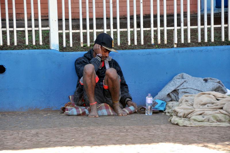 Crise: Lojas fechadas viram “quarto” de moradores de rua