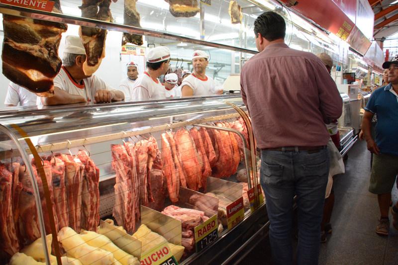 Preço da carne recua com menor consumo e promoções
