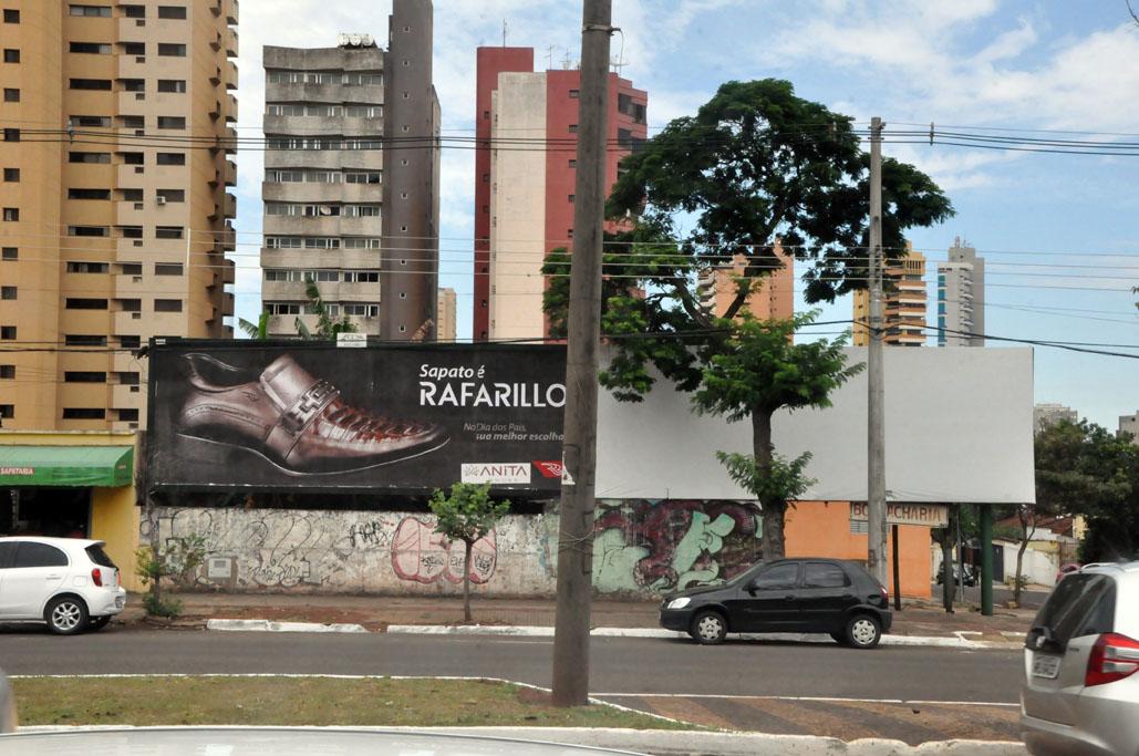 Outdoors em branco: agências sofrem com a crise