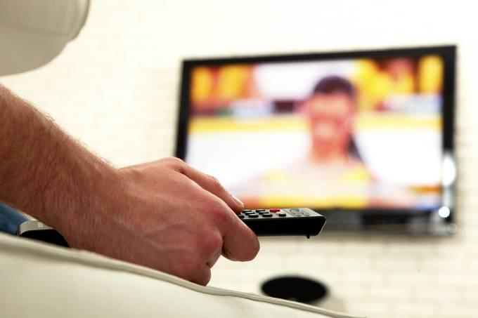 Brasileiros compram menos TVs, e menores, para a Olimpíada