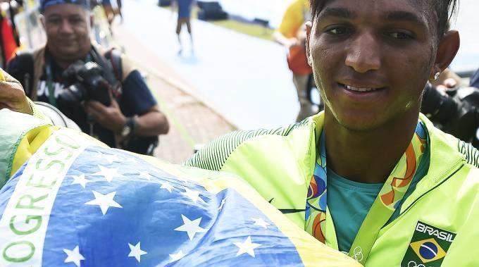 “Parem de brigar no Planalto”, diz Isaquias Queiroz