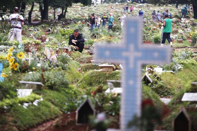 Com corte de gastos, cemitérios de São Paulo acumulam lixo