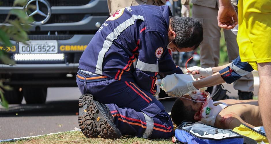 Jovem perde controle na curva e bate em árvore