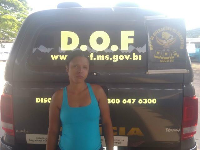 Douradense é presa em ônibus com porções de haxixe presas ao corpo