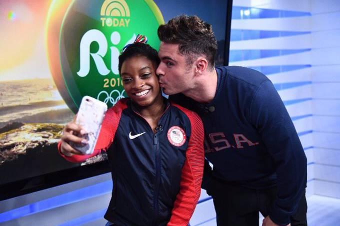 ‘Crush’ de Simone Biles, Zac Efron surpreende atleta no Brasil