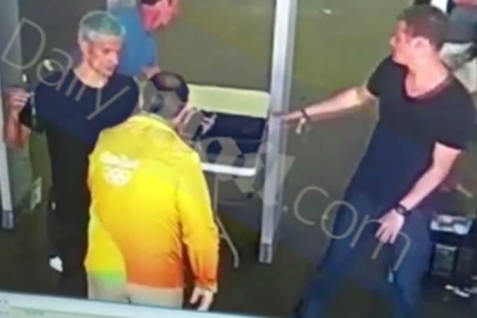 Vídeo mostra Lochte chegando à Vila — com sua carteira e relógio
