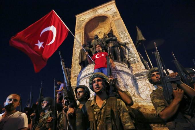 Turquia libera 38 mil detentos para prender acusados de golpe