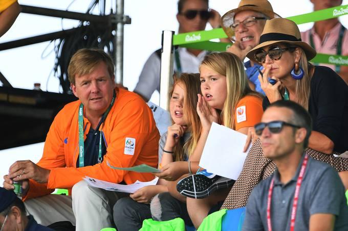Família real da Holanda marca presença em final de hipismo