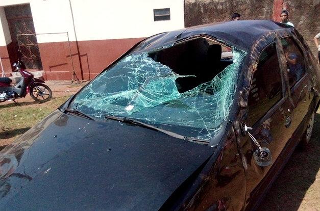 Para não atropelar casal, condutor desvia e carro capota