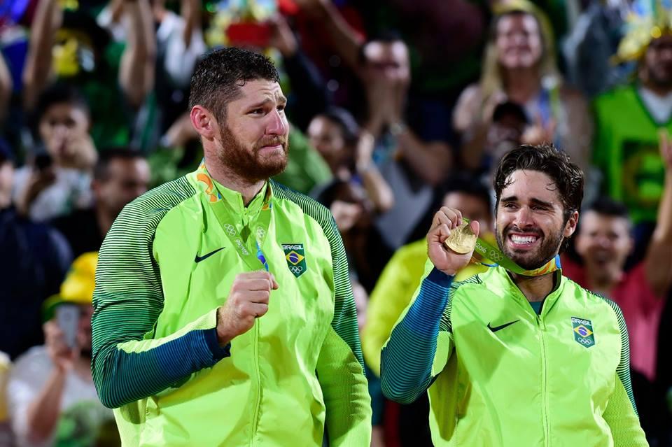 Bruno e Alison batem italianos e levam o ouro no vôlei de praia