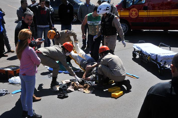 Moto colide em caminhão e velocímetro trava em 120 km/h