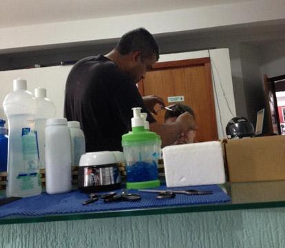 Bandidos invadem barbearia no Monte Castelo e roubam clientes