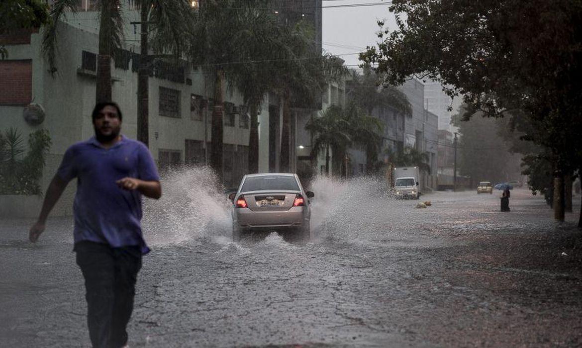 Chuva causa enchentes e paralisa o trânsito em SP