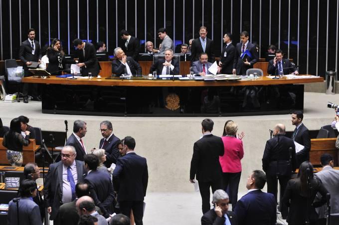 Congresso aprova texto-base do Orçamento com teto de gastos