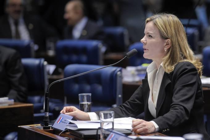 Gleisi causa primeiro tumulto da sessão do impeachment