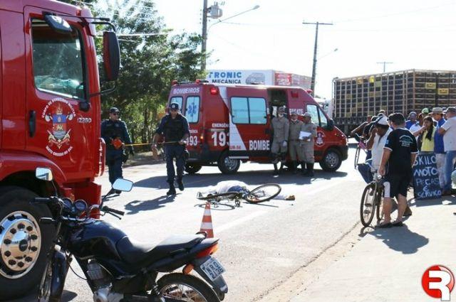 Ciclista se enrosca em traseira de caminhão e morre esmagado