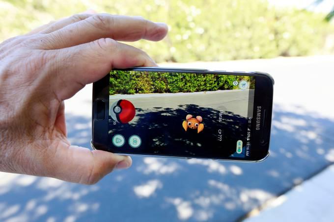 Caminhoneiro jogando Pokémon Go atropela e mata pedestre