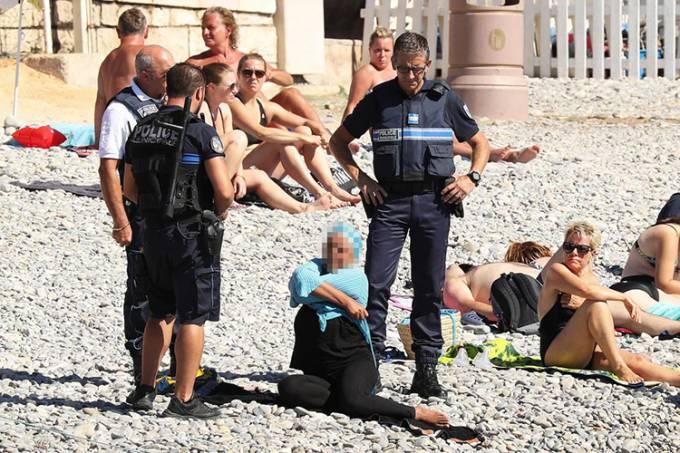 Policiais forçam mulher a tirar burkini em praia da França