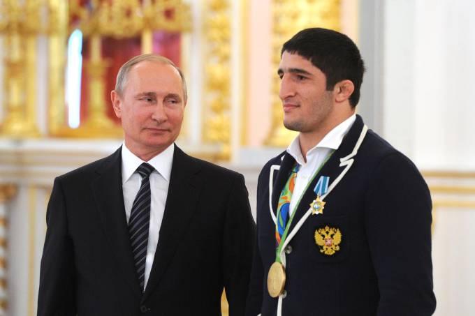 Putin presenteia medalhistas russos com BMW