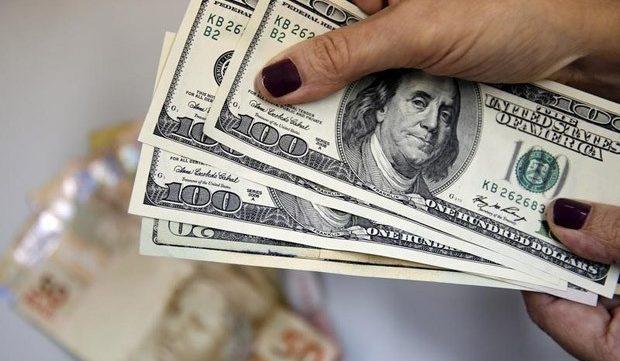 De olho no impeachment, dólar vira e passa a cair