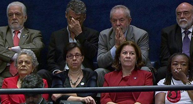 Lula acompanha discurso de Dilma ao lado de Chico Buarque e ex-ministros