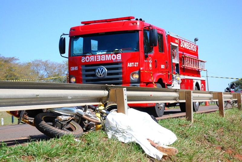 Motociclista morre após colidir em proteção de rodovia