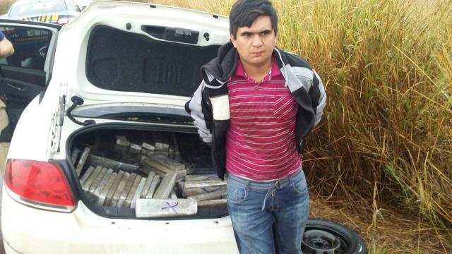 Após perseguição, jovem é preso com 700 quilos de maconha em veículo