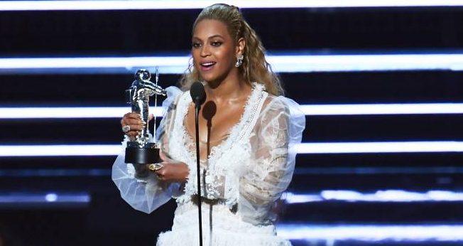Beyoncé lacra na premiação da MTV: 8 troféus