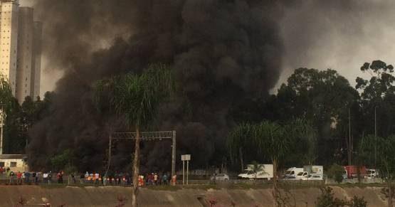 Contra impeachment, manifestantes bloqueiam vias