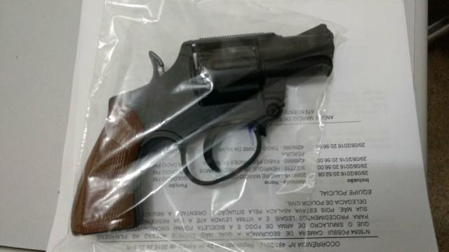 Vítima derruba assaltante, que deixa arma de brinquedo cair e foge levando celular