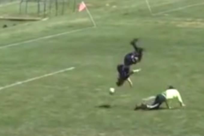 Vídeo: Jogador dá salto mortal para fazer gol