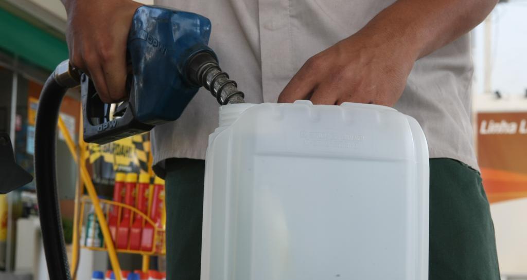 Policiais apuram denúncias fraudes em combustíveis