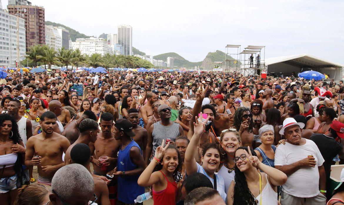 Médico diz como evitar doença do beijo no carnaval