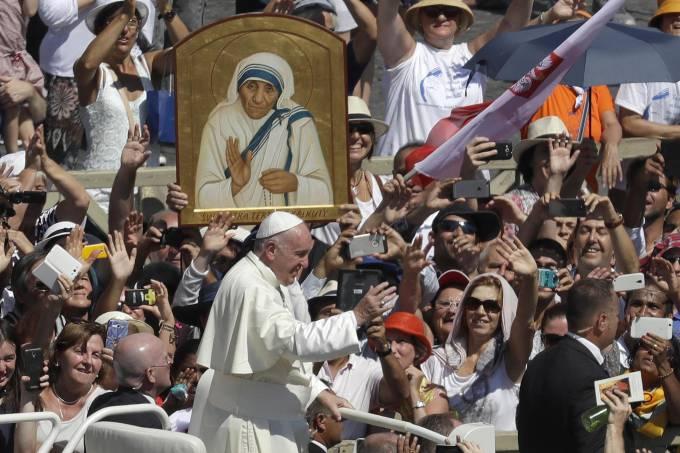 Madre Teresa é canonizada pelo Papa Francisco no Vaticano