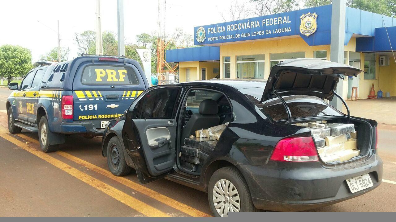 Motorista foge e deixa mais de 600 Kg de maconha para trás