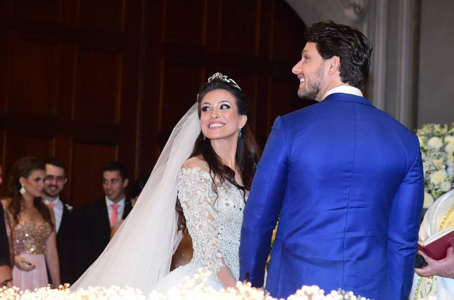 Ex-BBBs Eliéser e Kamilla Salgado têm casamento-ostentação