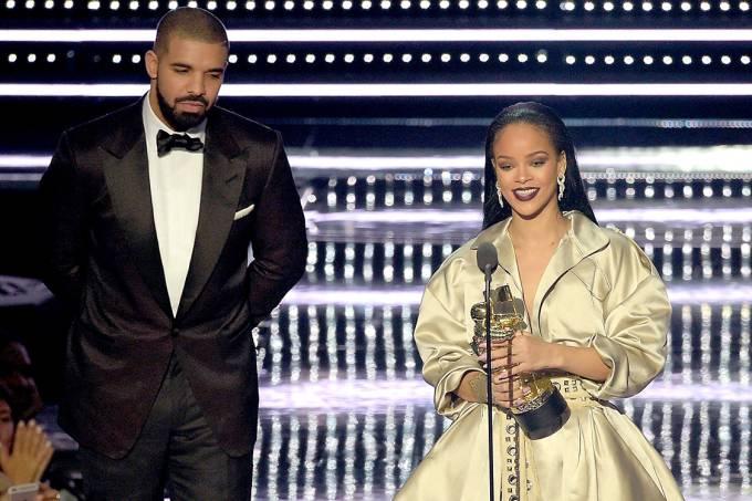 O amor está na pele: Drake copia tatuagem de Rihanna