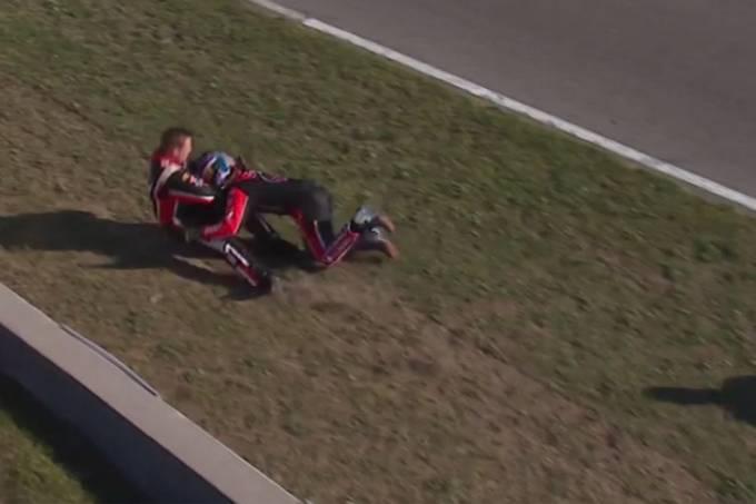 Vídeo: pilotos brigam fora da pista após batida na Nascar