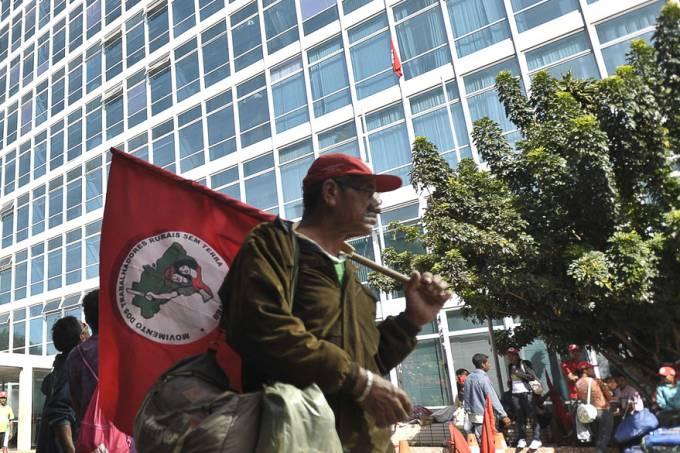 MST ocupa pátio do Incra em Porto Alegre