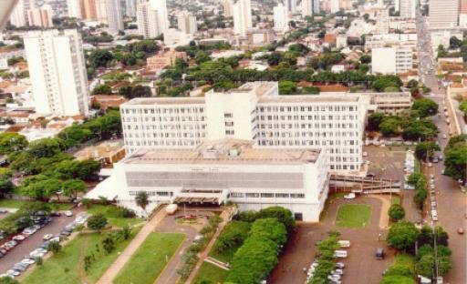 Elevador despenca do 2º andar de hospital e fere funcionários
