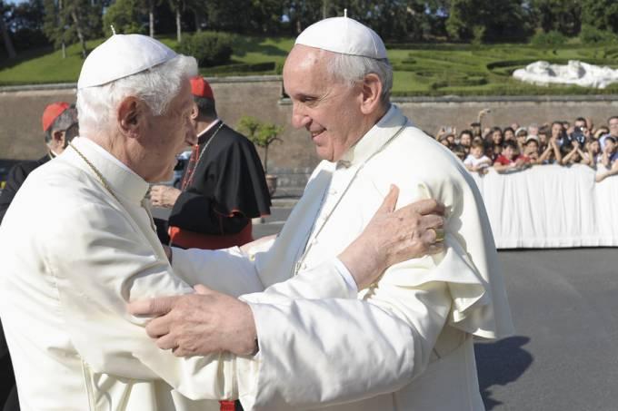 Bento XVI quebra silêncio e fala sobre renúncia e papa Francisco