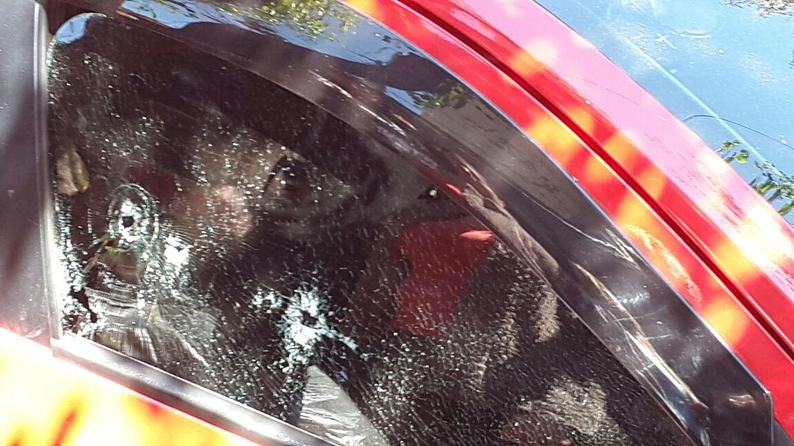 Policial, pistoleiro e alunos que saíam da escola são feridos em tiroteio