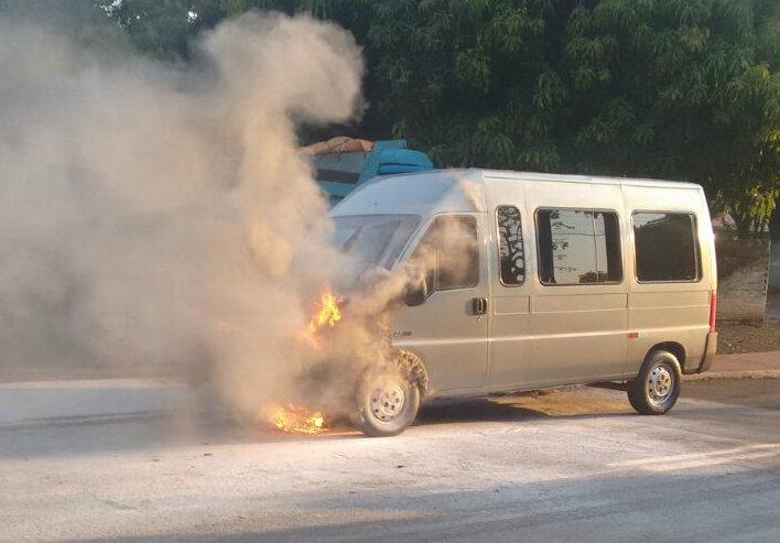 Van que transportava cabos eleitorais pega fogo