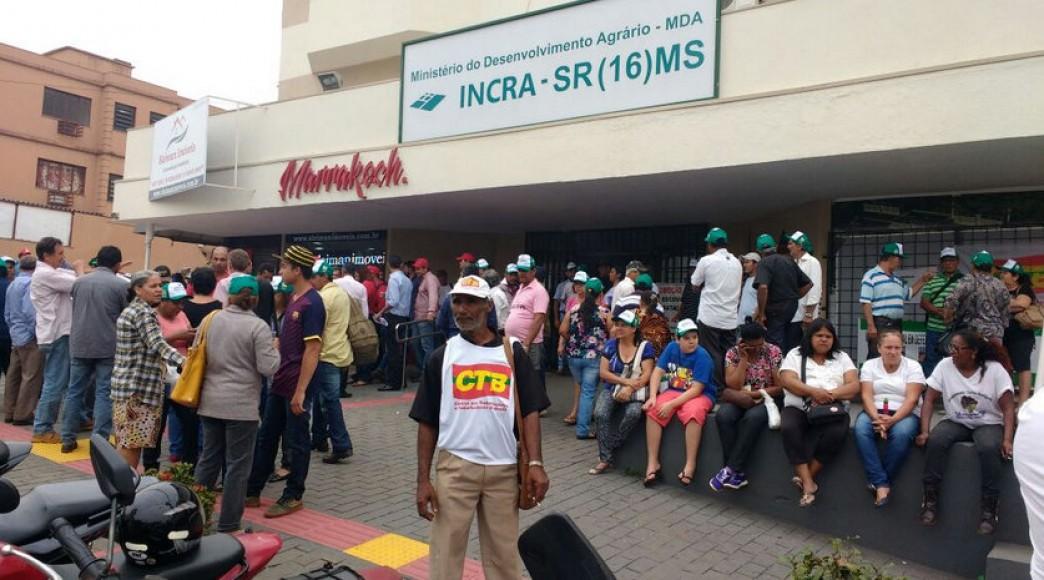 Em protesto, famílias ocupam prédio do Incra na capital