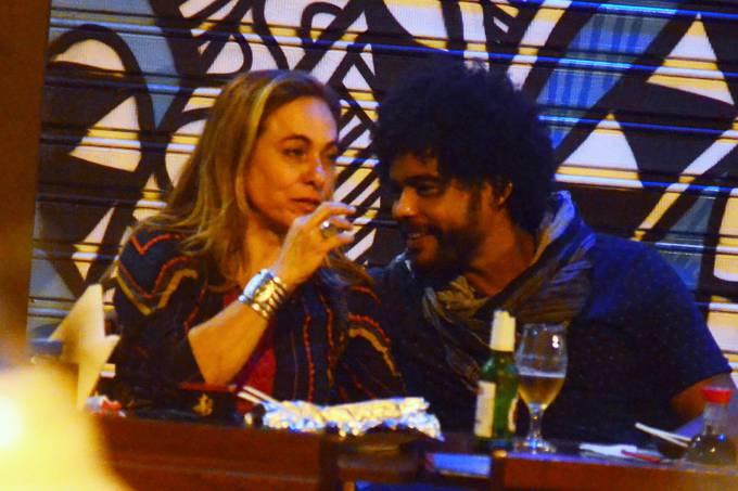 Cissa Guimarães é vista com rapaz novinho no Rio