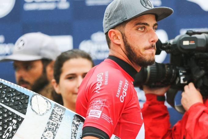Trestles: Filipe Toledo elimina Kelly Slater e chega à semifinal