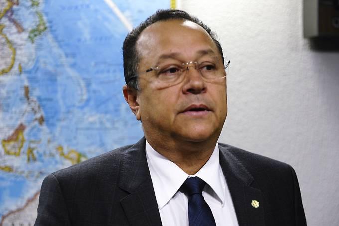 Candidato em Manaus viaja para comício com dinheiro público