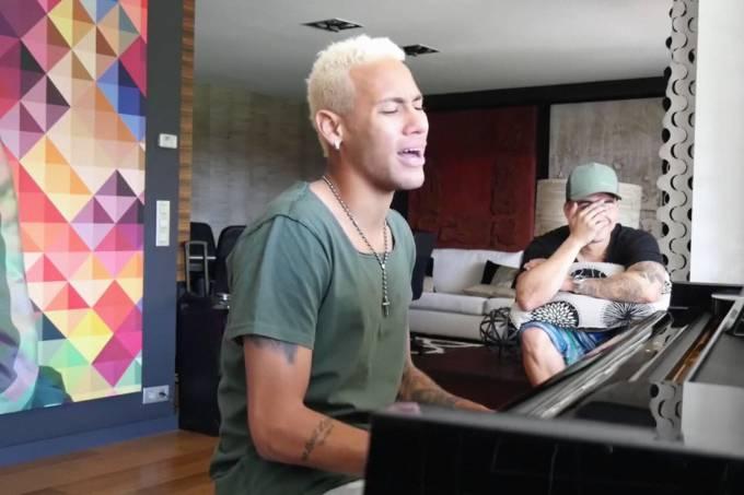 Neymar, o fanfarrão, toca piano e lança música sobre os ‘parças’