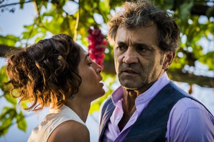 ‘Camila Pitanga berrava com as mãos na cabeça por Montagner’