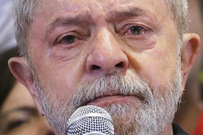 Denunciado, Lula se faz de vítima. E nada explica sobre acusações
